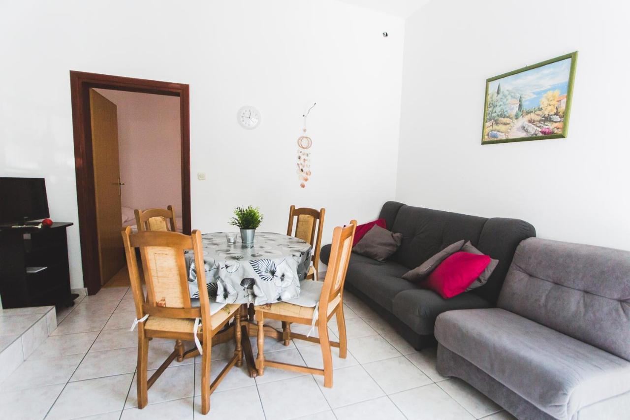 Apartmani Males โรกอซนิซา ภายนอก รูปภาพ