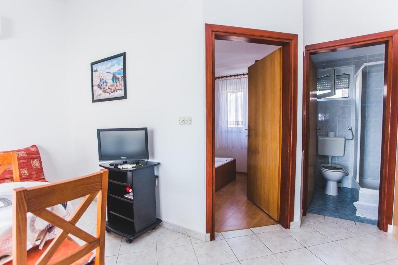 Apartmani Males โรกอซนิซา ภายนอก รูปภาพ
