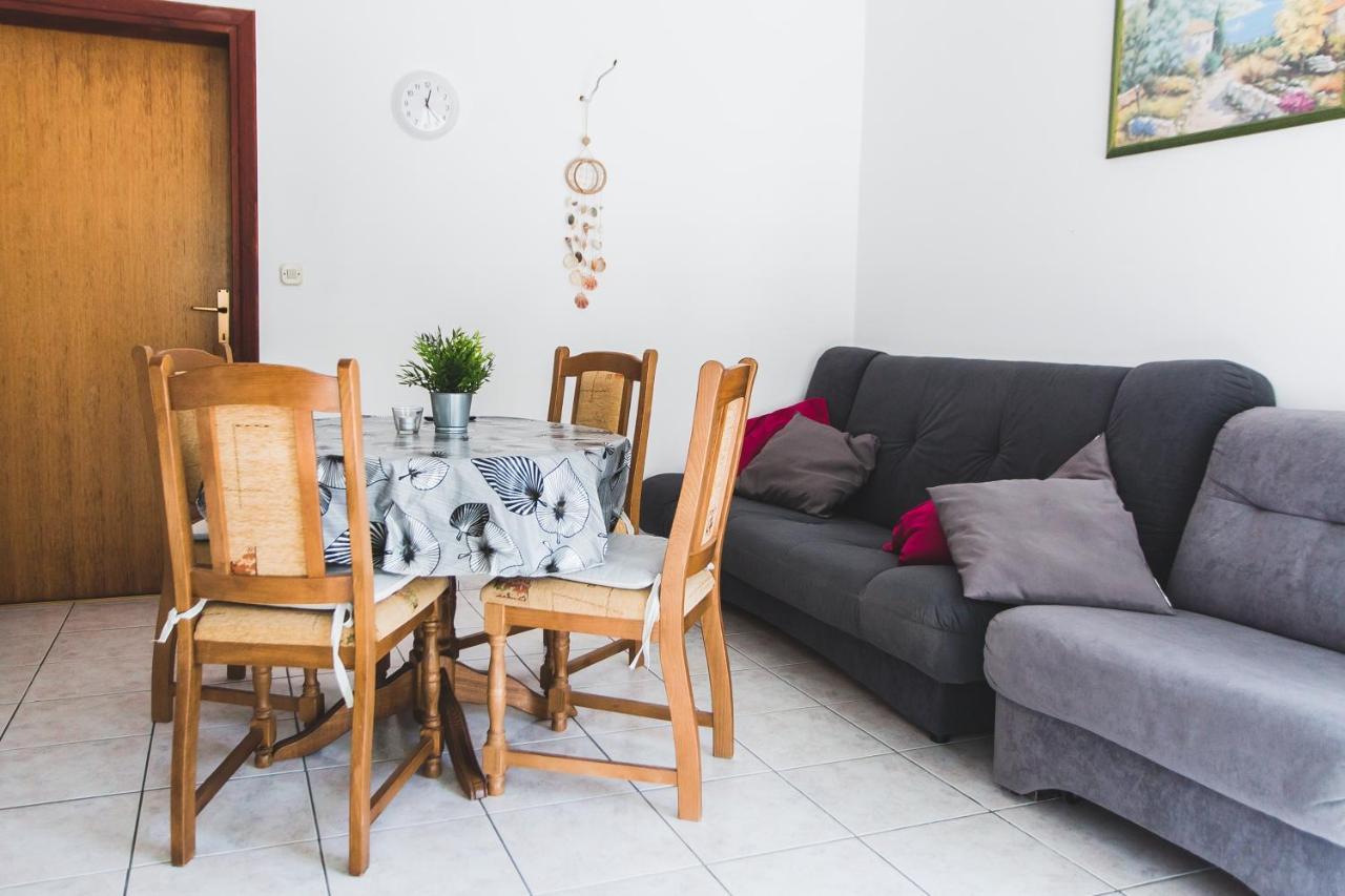 Apartmani Males โรกอซนิซา ภายนอก รูปภาพ
