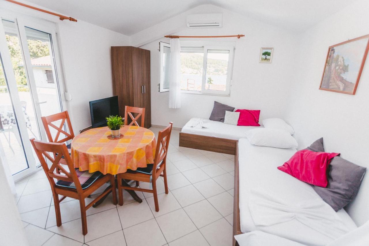 Apartmani Males โรกอซนิซา ภายนอก รูปภาพ