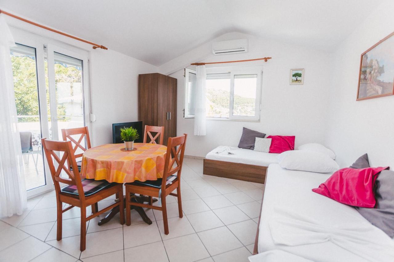 Apartmani Males โรกอซนิซา ภายนอก รูปภาพ