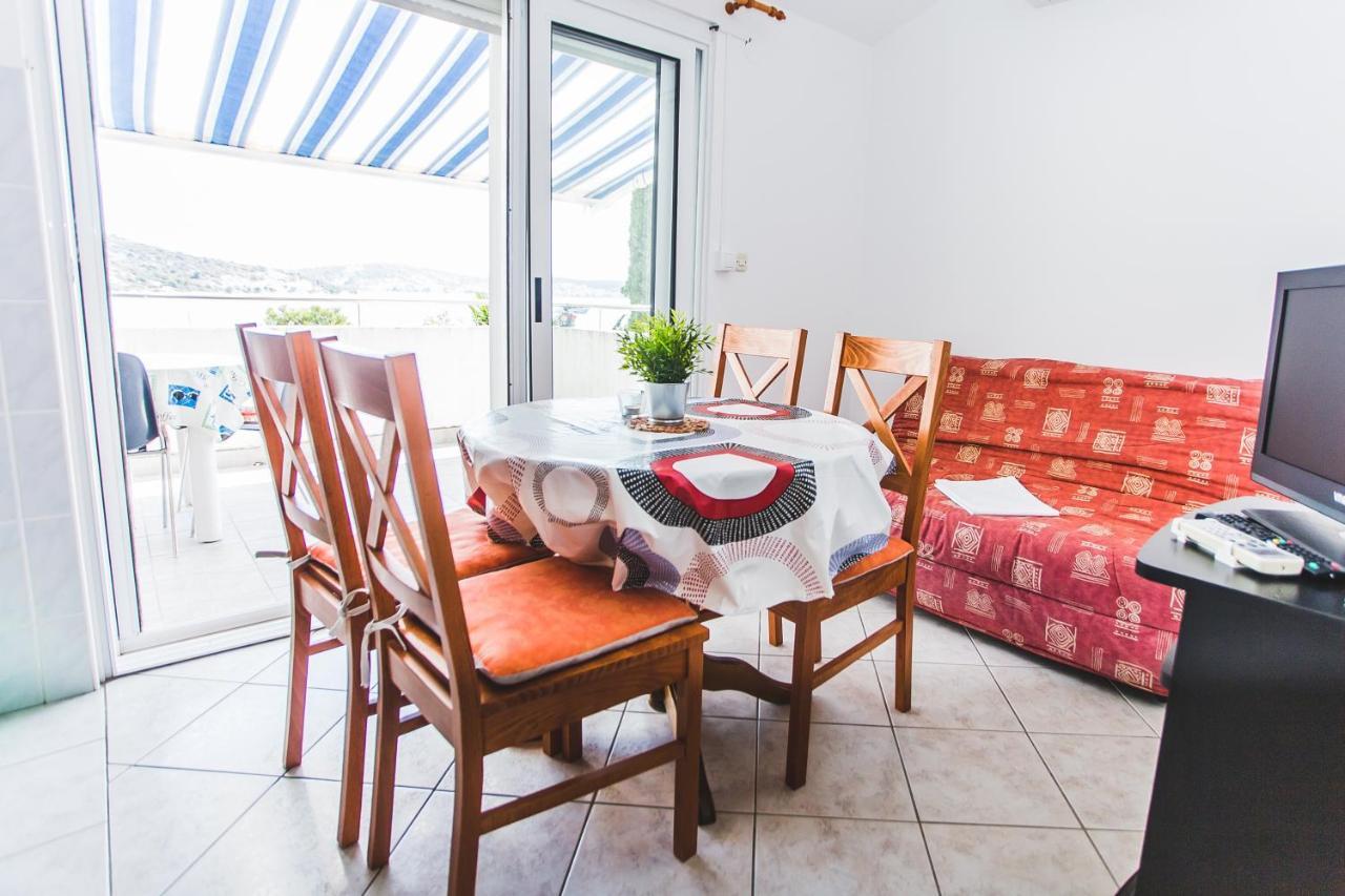 Apartmani Males โรกอซนิซา ภายนอก รูปภาพ